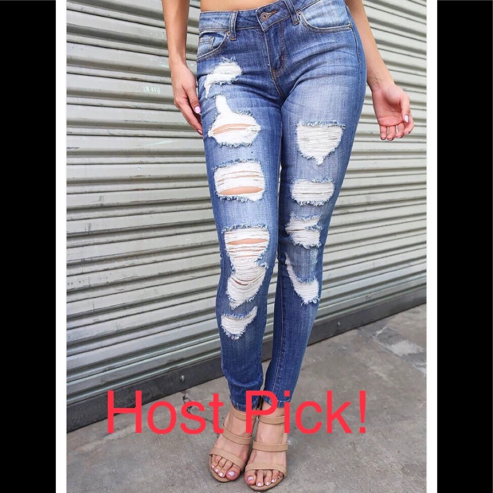 HOST PICKED✔️MUST HAVE DISTRESSED SKINNY JEANS! 😘